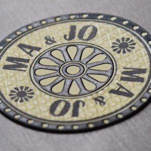 Escudos texturizados con realce UV